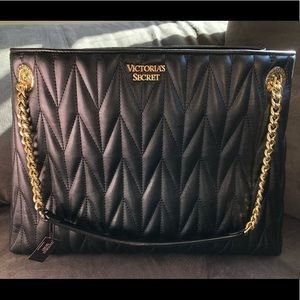 NWT Victoria’s Secret Chevron Quilt Shoulder Bag